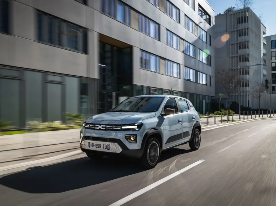 Vista delantera del nuevo eléctrico barato de Dacia, fabricado en Europa, diseño de pequeño crossover urbano y líneas modernas de la marca