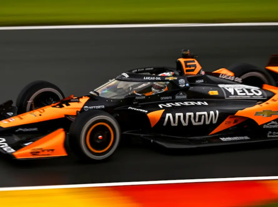 Monoplaza de la IndyCar en pista, con referencia al sistema híbrido y la reducción de potencia aplicada