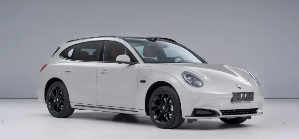 Vista frontal y trasera de los nuevos modelos ORA 7 sedán y station wagon, vehículos eléctricos familiares de la marca ORA