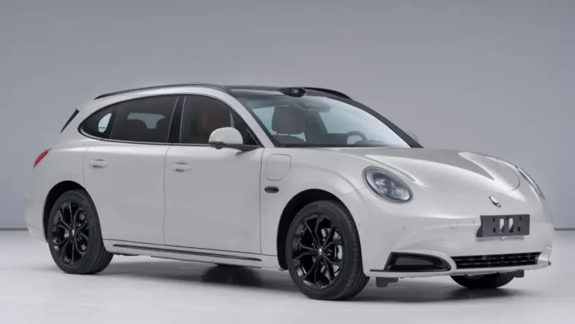 Vista frontal y trasera de los nuevos modelos ORA 7 sedán y station wagon, vehículos eléctricos familiares de la marca ORA
