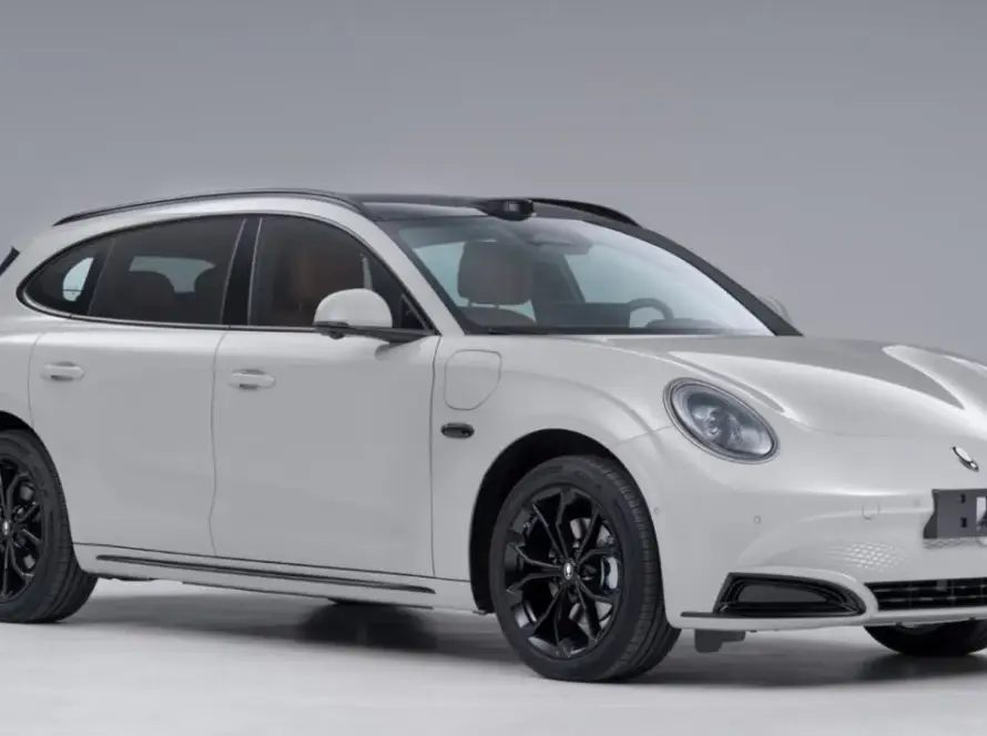 Vista frontal y trasera de los nuevos modelos ORA 7 sedán y station wagon, vehículos eléctricos familiares de la marca ORA