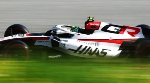 Ayao Komatsu, director de Haas F1, en rueda de prensa sobre la posible renovación de su plantilla de pilotos para 2027