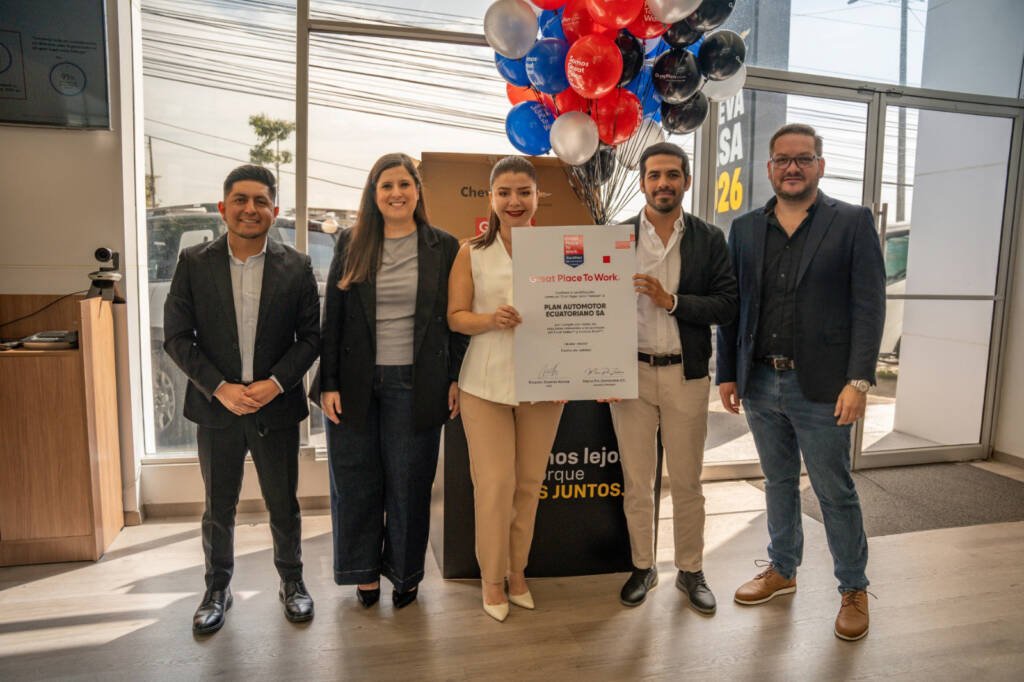 Directivos y jefes departamentales de ChevyPlan celebrando la obtención del reconocimiento internacional a la calidad laboral.