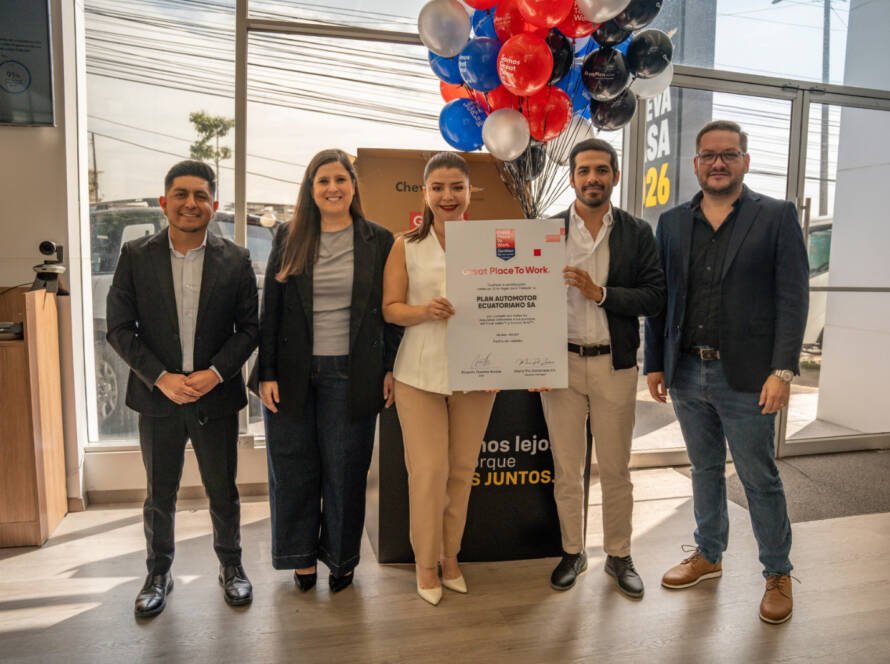 Directivos y jefes departamentales de ChevyPlan celebrando la obtención del reconocimiento internacional a la calidad laboral.
