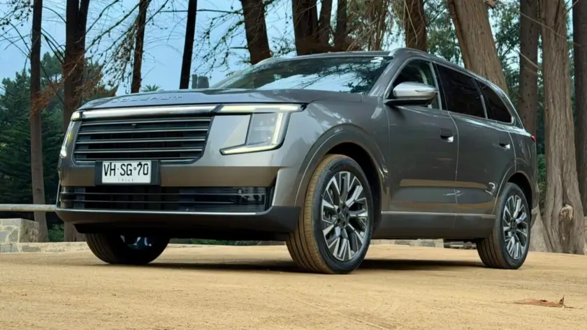 Vista frontal del Soueast S08 PHEV, SUV híbrido enchufable de tres filas de asientos y diseño moderno