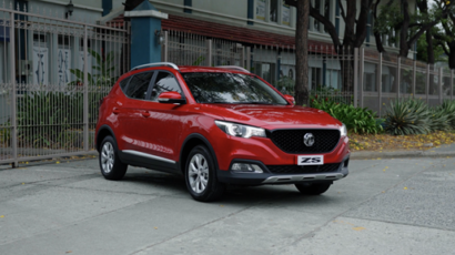 Vehículo utilitario deportivo MG ZS estacionado en una avenida de Quito, destacando como el SUV más vendido de MG Motor.