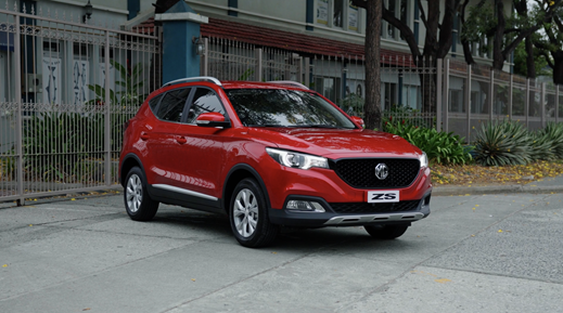 Vehículo utilitario deportivo MG ZS estacionado en una avenida de Quito, destacando como el SUV más vendido de MG Motor.