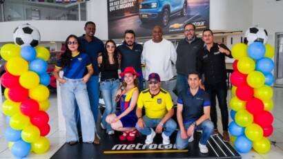 Eduardo Hurtado y Agustín Delgado junto a clientes de Metrocar en el evento de Tumbaco, Copa Mundial FIFA 2026