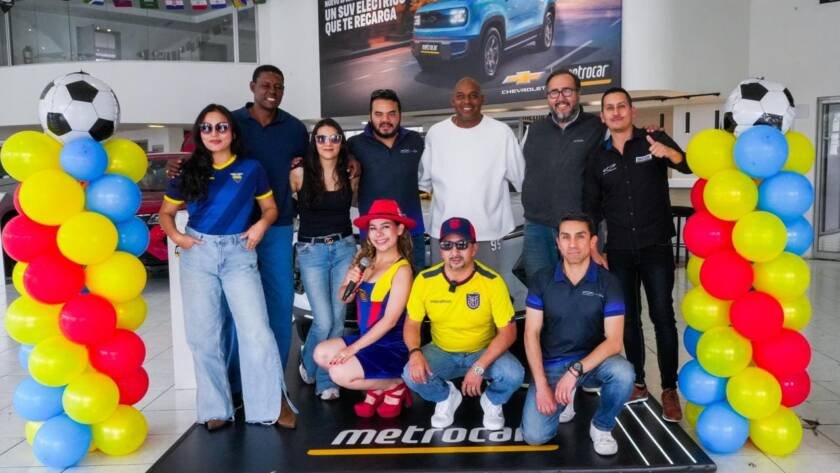Eduardo Hurtado y Agustín Delgado junto a clientes de Metrocar en el evento de Tumbaco, Copa Mundial FIFA 2026