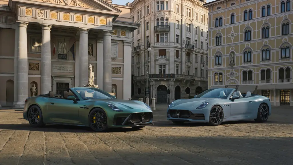 Vista frontal de los modelos Maserati Grecale, GranTurismo y GranCabrio renovados, con el logotipo del tridente al fondo