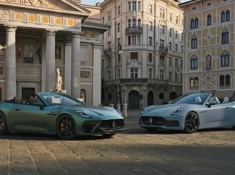 Vista frontal de los modelos Maserati Grecale, GranTurismo y GranCabrio renovados, con el logotipo del tridente al fondo