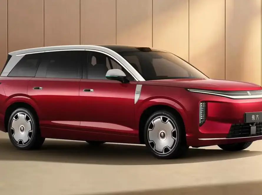 Vista frontal del BYD Da Tang EV, SUV eléctrico de 7 asientos con diseño moderno y tecnología avanzada