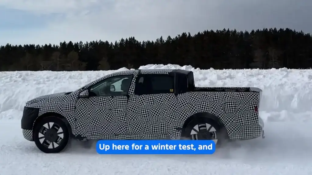 Prototipo de la nueva camioneta eléctrica de Ford, con diseño compacto y camuflaje, en vía pública