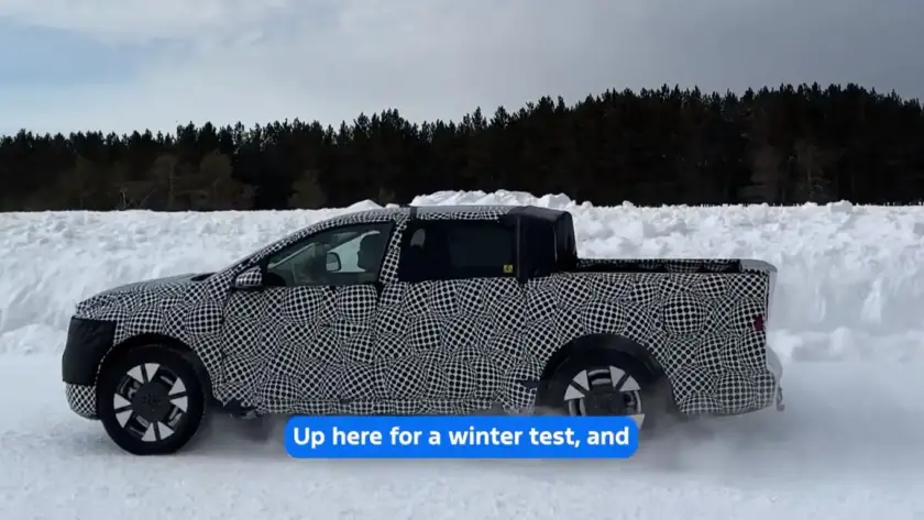 Prototipo de la nueva camioneta eléctrica de Ford, con diseño compacto y camuflaje, en vía pública