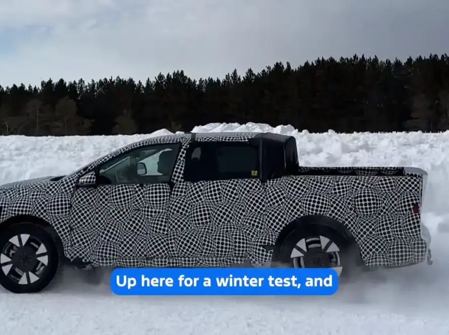 Prototipo de la nueva camioneta eléctrica de Ford, con diseño compacto y camuflaje, en vía pública
