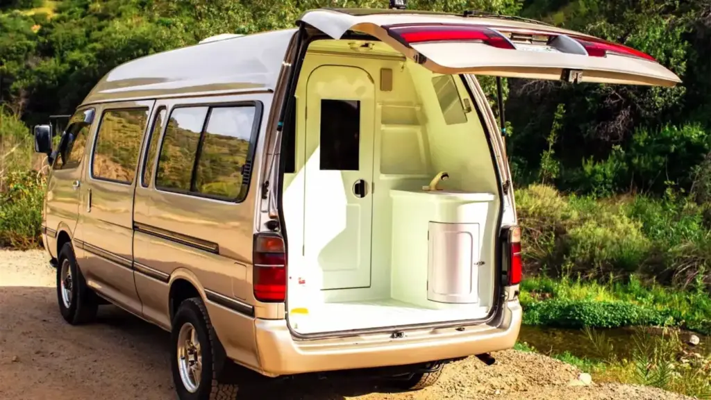 Toyota HiAce camper ducha