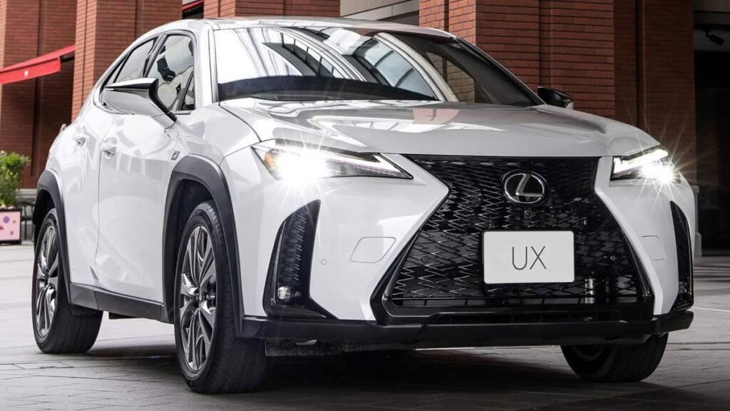 Vista frontal del Lexus UX 300h 2026 en tono monocromático, mostrando su diseño exterior renovado