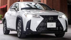 Vista frontal del Lexus UX 300h 2026 en tono monocromático, mostrando su diseño exterior renovado