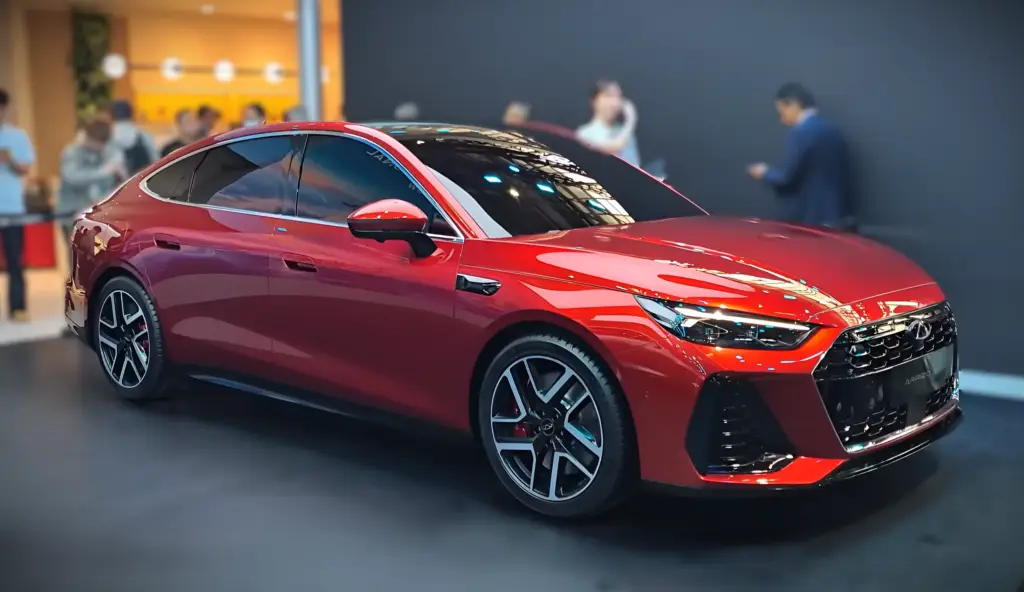 ista lateral del Chery Arrizo S, sedán deportivo con líneas fastback que recuerdan a la estética de Audi, presentado en el Salón de Beijing 2026