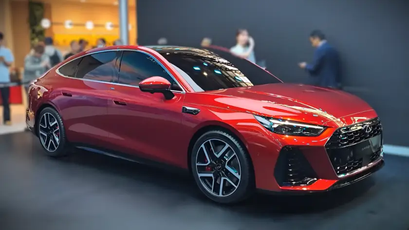 ista lateral del Chery Arrizo S, sedán deportivo con líneas fastback que recuerdan a la estética de Audi, presentado en el Salón de Beijing 2026