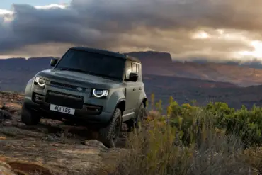 Land Rover cambia de estrategia: su 4×4 compacto eléctrico también tendrá motor híbrido-gasolina