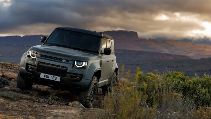Vista frontal del nuevo Land Rover 4x4 compacto Defender Sport, diseño robusto y estética 4x4, disponible en versión eléctrica e híbrida-gasolina