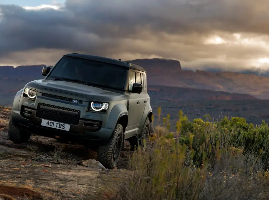 Vista frontal del nuevo Land Rover 4x4 compacto Defender Sport, diseño robusto y estética 4x4, disponible en versión eléctrica e híbrida-gasolina