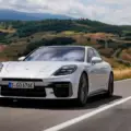 Porsche prueba el nuevo Panamera en el circuito alemán