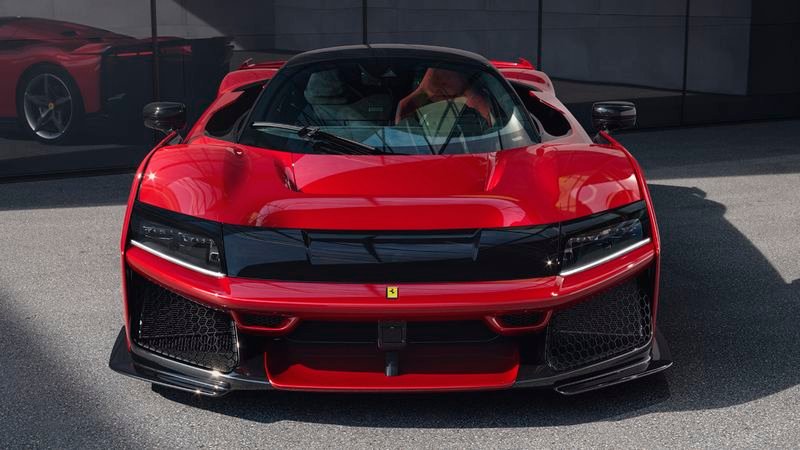 Gráfico comparativo de ganancias por coche vendido 2025, donde Ferrari lidera con amplia ventaja sobre el resto de marcas