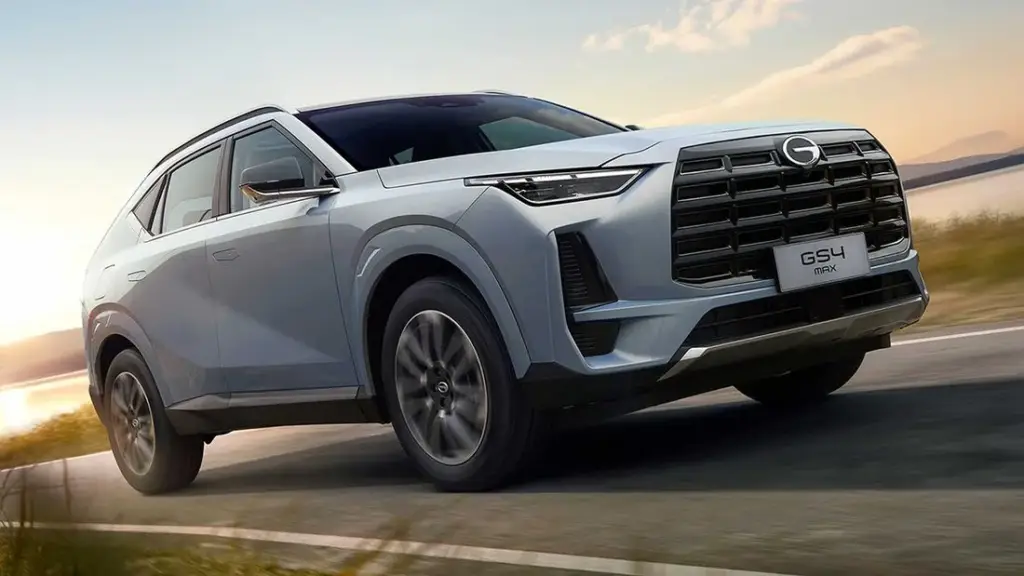 Vista frontal de la gama de vehículos GAC, incluyendo modelos térmicos, híbridos y eléctricos, en presentación para el mercado español