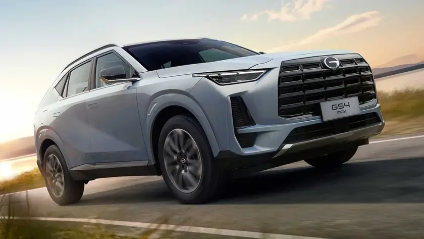 Vista frontal de la gama de vehículos GAC, incluyendo modelos térmicos, híbridos y eléctricos, en presentación para el mercado español