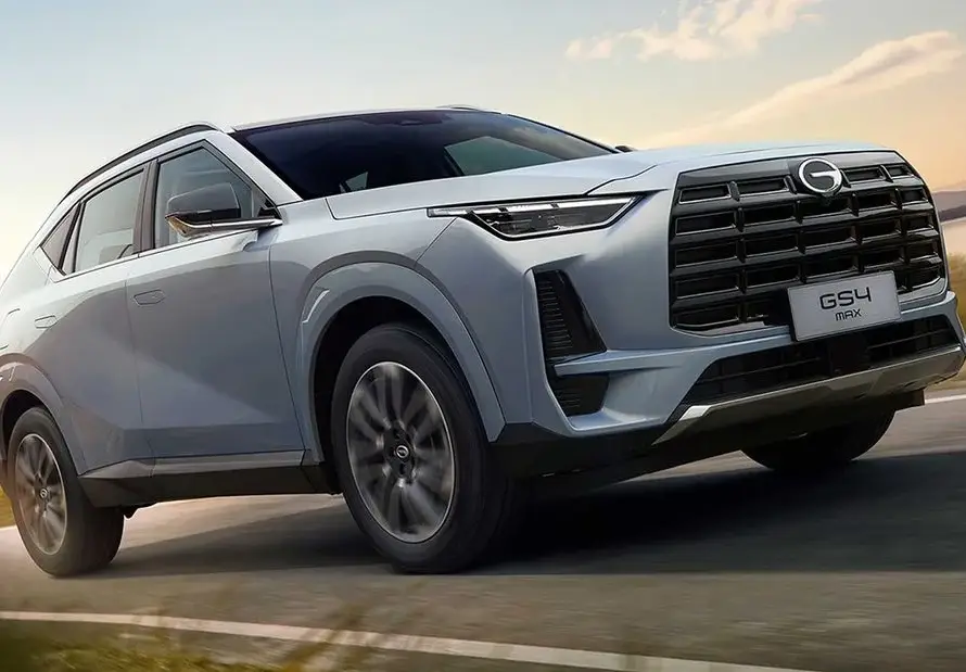 Vista frontal de la gama de vehículos GAC, incluyendo modelos térmicos, híbridos y eléctricos, en presentación para el mercado español