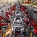 Geely advierte riesgos por producir autos como comida rápida