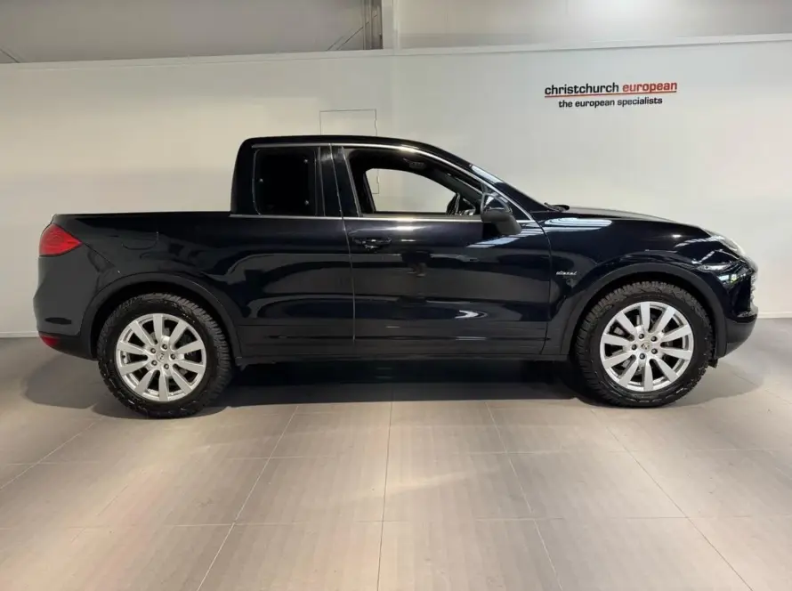 Vista lateral de la pick-up 4x4 transformada, un Porsche Cayenne diésel de 2011 convertido en vehículo de dos puertas en Nueva Zelanda