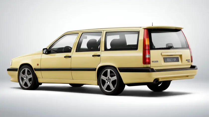 Vista lateral del elegante Volvo V90, modelo familiar de diseño clásico y líneas aerodinámicas