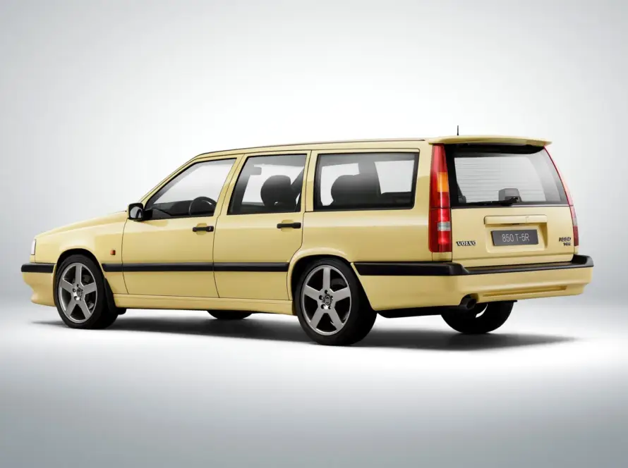 Vista lateral del elegante Volvo V90, modelo familiar de diseño clásico y líneas aerodinámicas