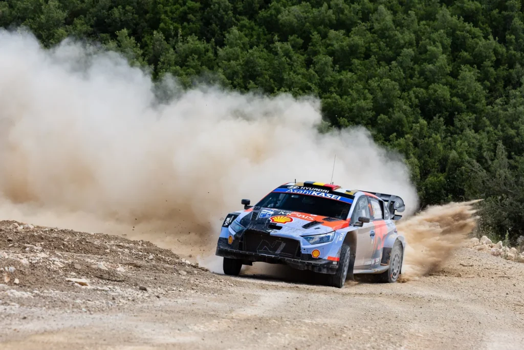 Thierry Neuville conduce su Hyundai i20 N Rally1 en los tramos de tierra del Rally Acrópolis 2026