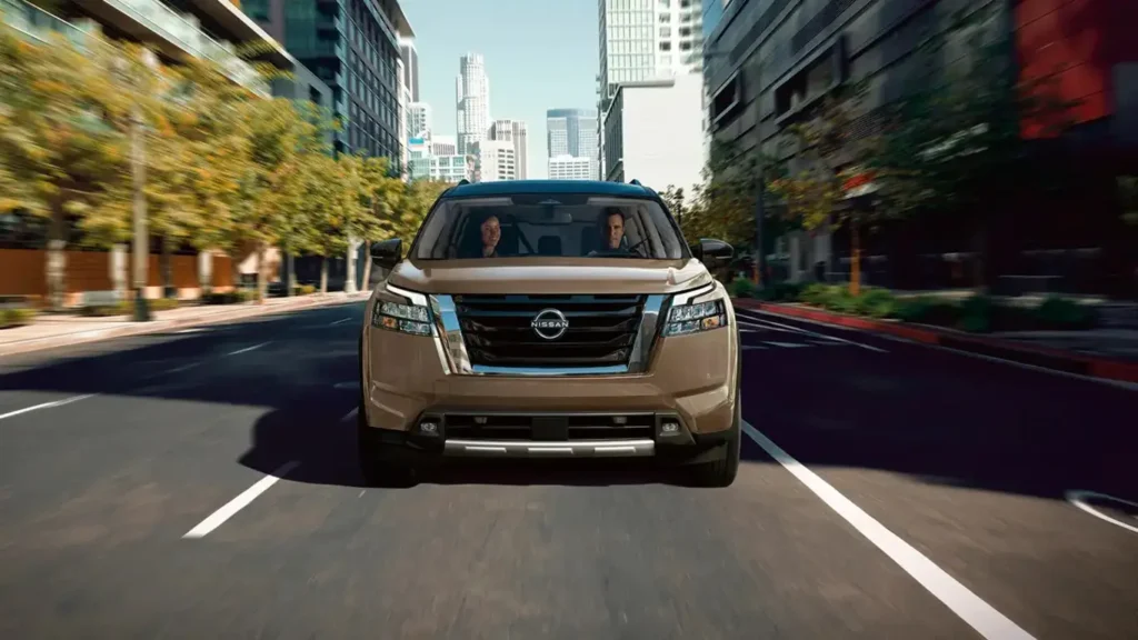 El nuevo Nissan Pathfinder en Rusia de color negro expuesto en un concesionario.