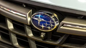 Vehículo deportivo de la gama de modelos Subaru con transmisión manual circulando en un circuito.