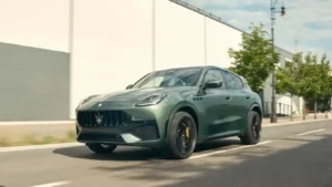 Nuevo Maserati Grecale con motor V6 estacionado en carretera mostrando su frontal renovado.