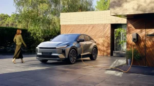 Propietario cargando un automóvil en el marco del estudio sobre la satisfacción con vehículos eléctricos según JD Power.
