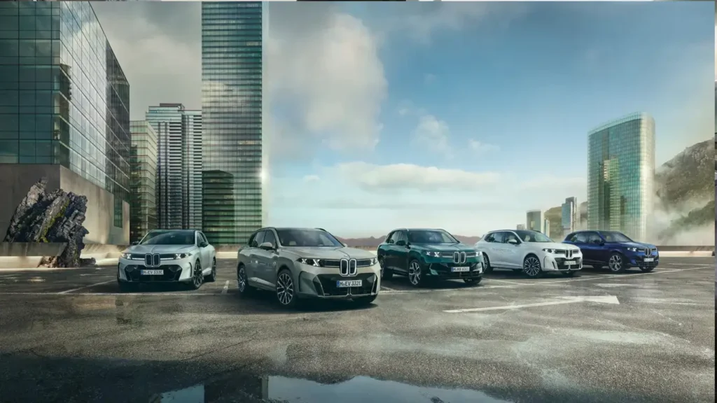 Vista frontal de la quinta generación del SUV premium bávaro exhibiendo sus ópticas LED en un fondo de pruebas de carretera, representando a el nuevo BMW X5 para Rusia.