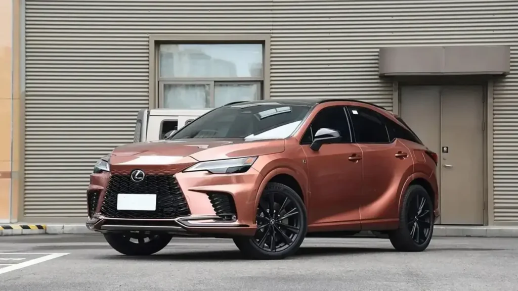 Prototipo camuflado del Lexus RX actualizado realizando pruebas de rodaje en circuito.