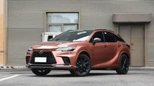 Prototipo camuflado del Lexus RX actualizado realizando pruebas de rodaje en circuito.