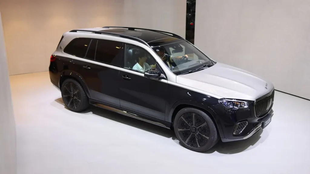 Mercedes-Maybach GLS 680 en Rusia mostrado en tono bicolor aparcado frente a una arquitectura moderna.