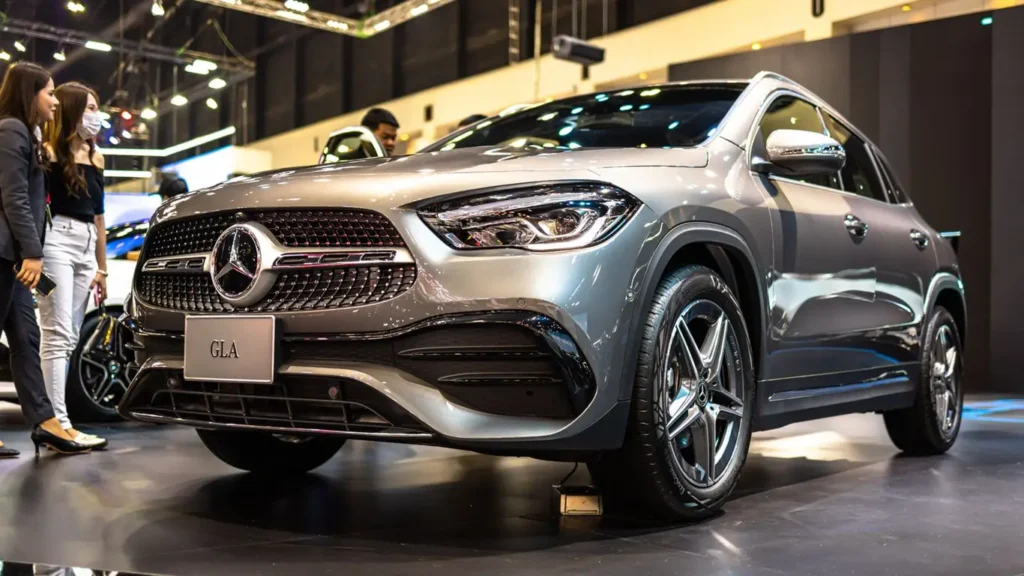 Vista frontal del nuevo Mercedes-Benz GLA mostrando la parrilla carenada y los faros con la estrella de tres puntas.