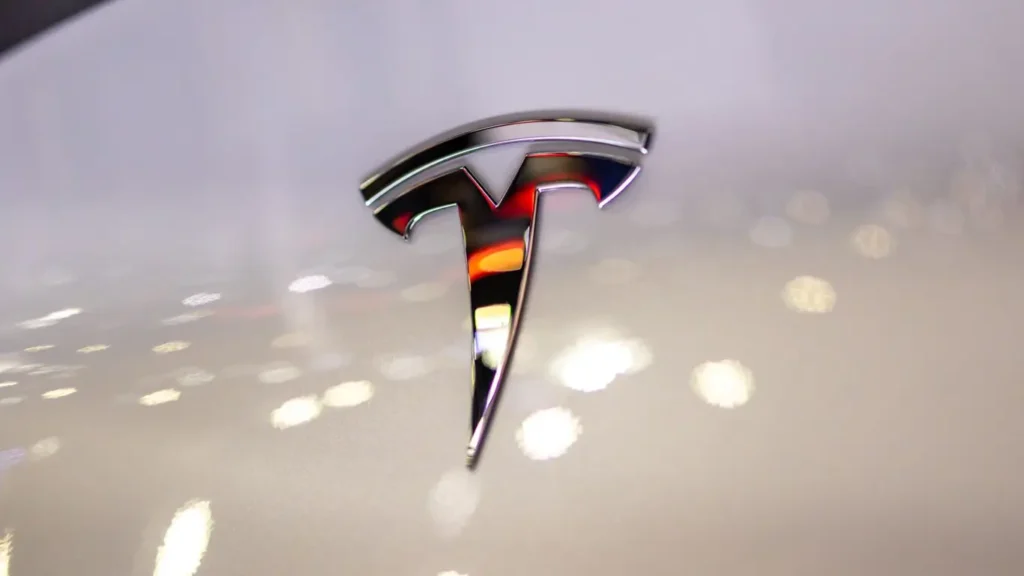 Filas de vehículos Model 3 y Model Y recién fabricados estacionados en los patios de la Gigafábrica de Shanghái, ilustrando cómo Tesla China vendió más vehículos.