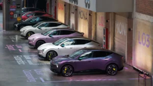 Vista lateral del nuevo vehículo eléctrico Mona L03 exhibiendo sus líneas aerodinámicas en un entorno urbano, ilustrando cómo Xpeng lanza un SUV inteligente.