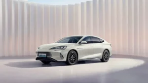 Exposición de coches chinos en Europa de la marca BYD en un concesionario.