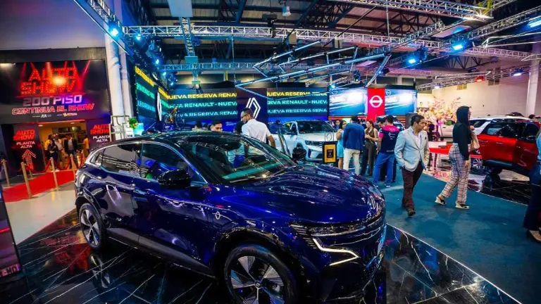 Exhibición comercial de vehículos en el Autoshow 2026 en Guayaquil dentro del Centro de Convenciones.